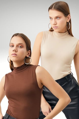 Pack de 2 bodies de mujer sin mangas con medio cuello vuelto