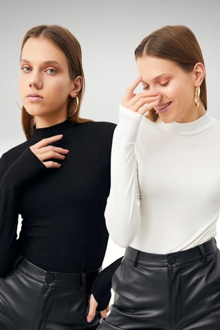 Bipantolon 2 bodis de mujer con abertura y cuello vuelto medio