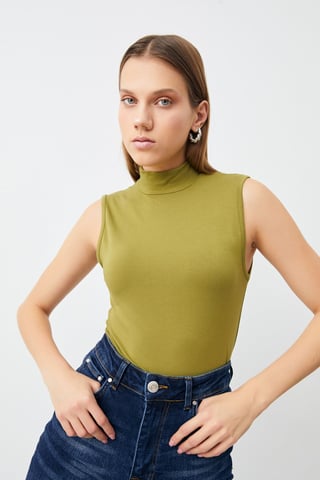 Blusa de mujer sin mangas con cuello alto corto