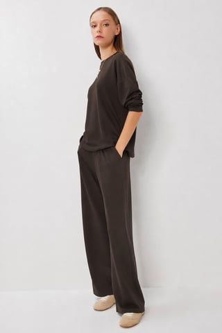 Conjunto de dos piezas de pierna ancha con blusa de cuello redondo