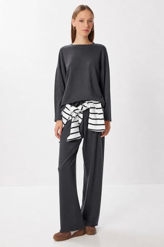 Conjunto de dos piezas de pierna ancha con blusa de cuello redondo