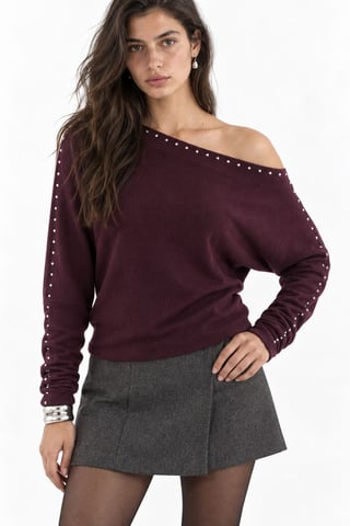 Blusa con escote barco y adorno de piedra