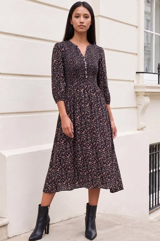 Vestido petite floral con cuerpo fruncido
