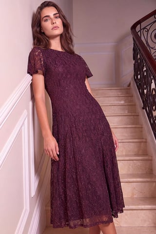 Vestido petite de encaje con adornos