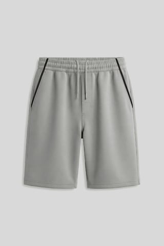 Pantalón corto con cintura de cordón y bolsillos
