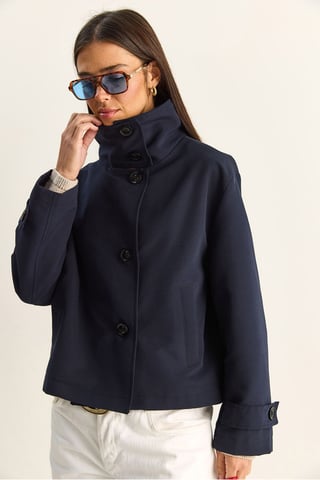 Gabardina corta con cuello mao