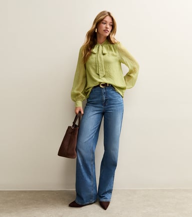 Top de manga larga con cuello de corbata verde