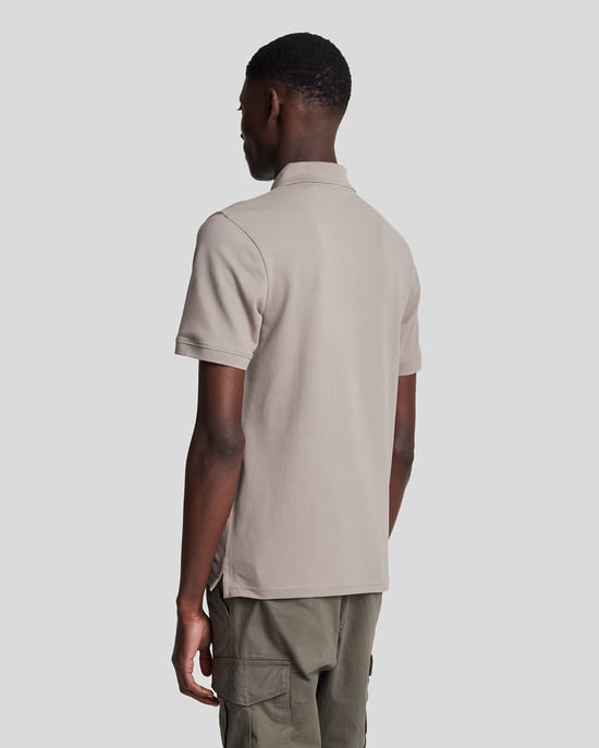 Polo verde salvia con logo en el pecho de Lyle & Scott - Image 3