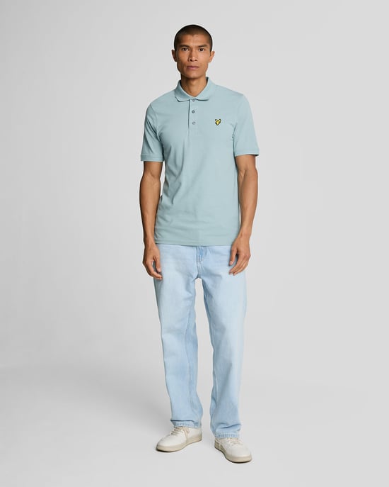 Polo azul ahumado con logo en el pecho de Lyle & Scott - Image 2