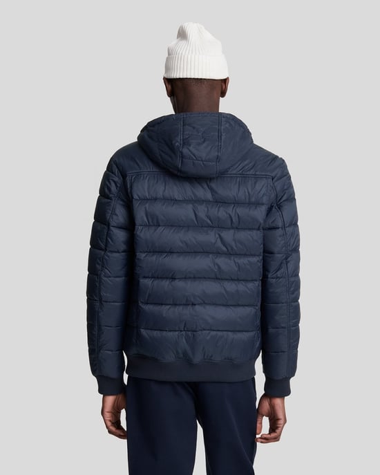 Chaqueta acolchada acolchada en azul marino oscuro con la marca Lyle & Scott - Image 4
