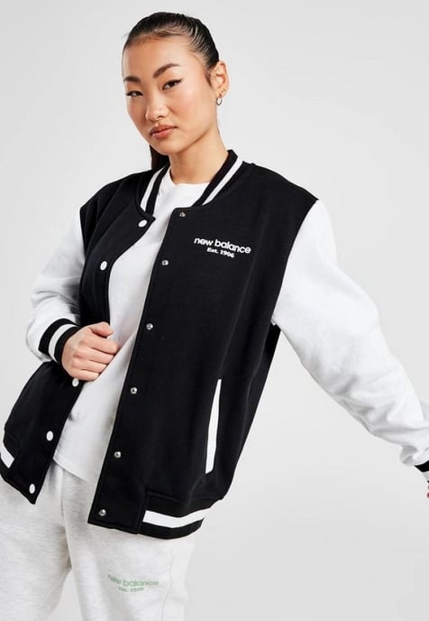 Chaqueta bomber universitaria New Balance para mujer en negro - Image 1