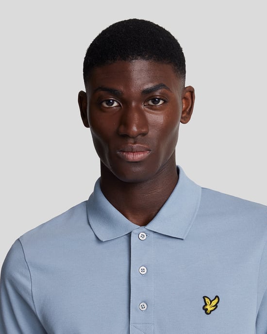 Polo azul confeccionado a mano con logo en el pecho de Lyle & Scott - Image 4