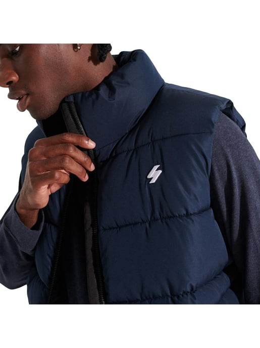 Chaqueta de plumón sin mangas con logotipo vintage de Superdry para hombre - Image 2