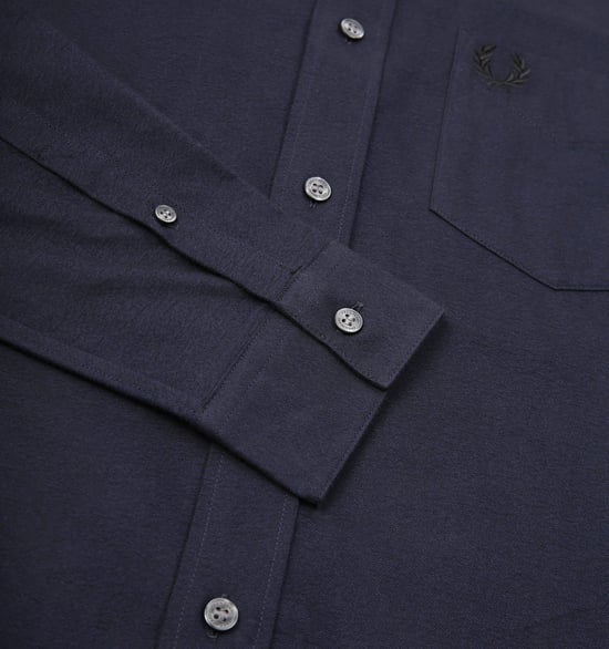 Camisa Oxford de manga larga en azul marino francés con bolsillo con la marca de Fred Perry - Image 6