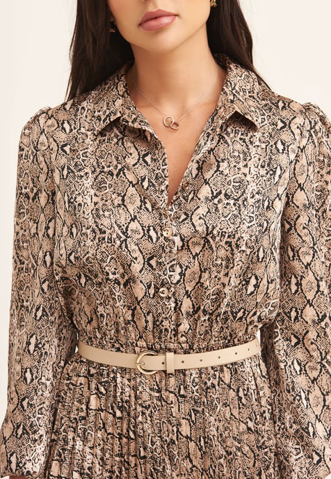 Vestido camisero plisado con estampado de serpiente en beige con cinturón - Image 2