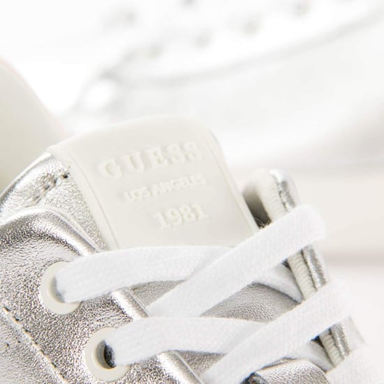 Zapatillas clásicas plateadas Guess para mujer - Image 3