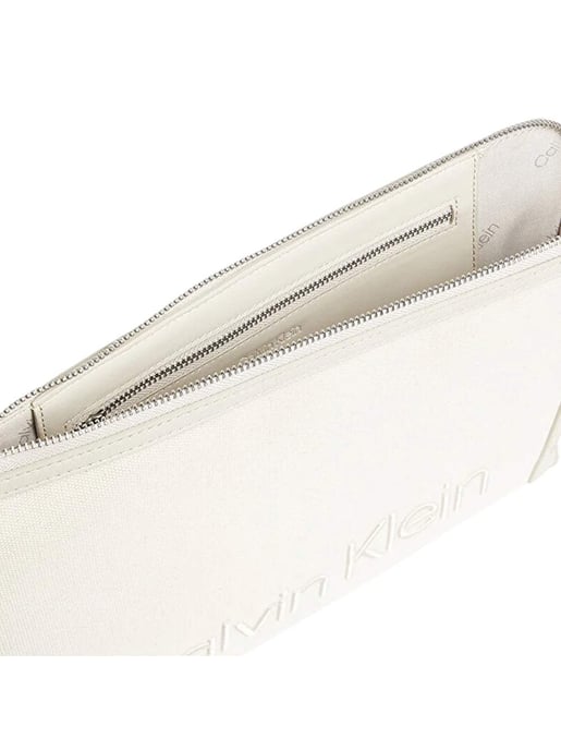 Cartera de mujer de Calvin Klein con logotipo en relieve - Image 3