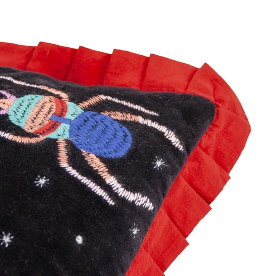 Funda de Cojín de Terciopelo Bordada con Escarabajos Oscuros Wylder - Image 5