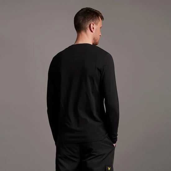 Camiseta negra de manga larga con la marca Lyle & Scott - Image 2