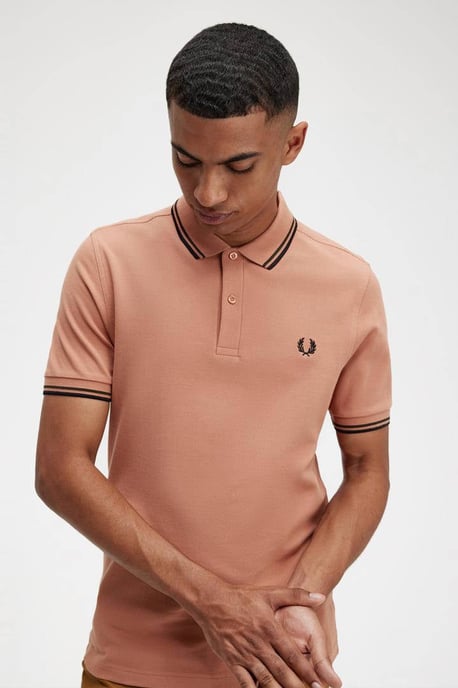 Polo negro rosa óxido con cuello con ribete doble de Fred Perry - Image 5