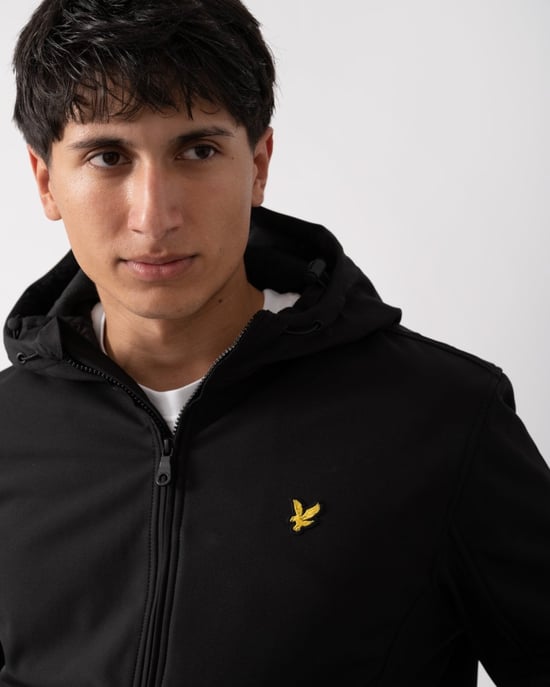 Chaqueta softshell negra azabache con capucha y logo de la marca Lyle & Scott - Image 2