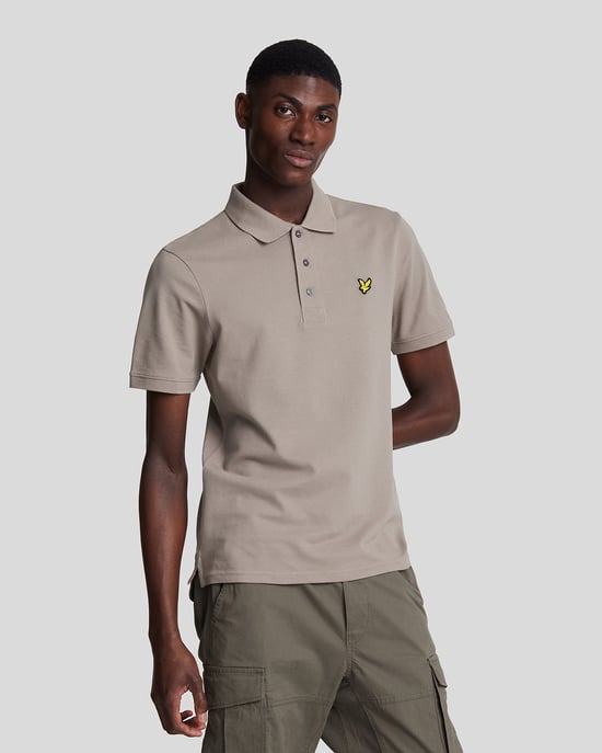 Polo verde salvia con logo en el pecho de Lyle & Scott - Image 1