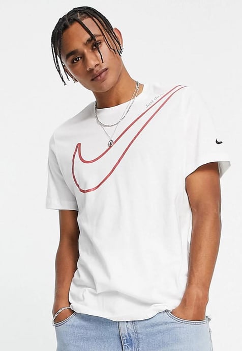Camiseta Nike Sportswear para hombre con logo grande en blanco - Image 1