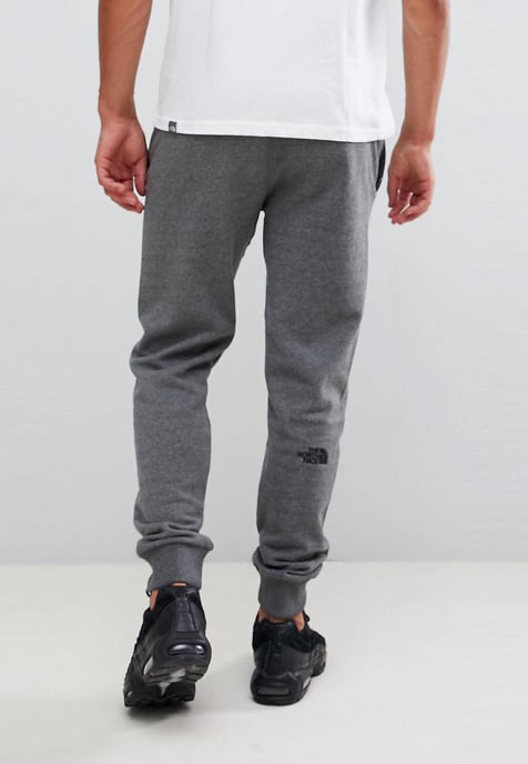 The North Face NSE Hombre Pantalón Jogger De Polar Con Puños Gris - Image 2