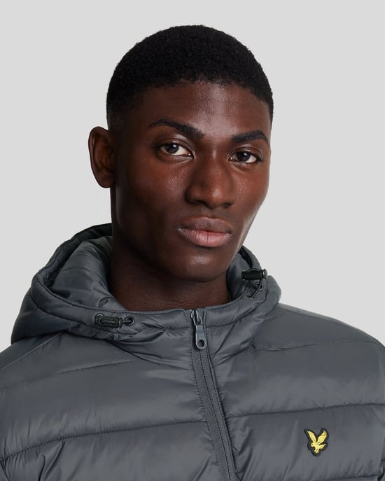 Chaqueta acolchada con capucha en gris metalizado de la marca Lyle & Scott - Image 2