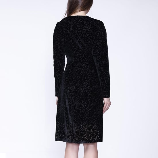 Velvet dress with V neckline and bat sleeves - Image 2