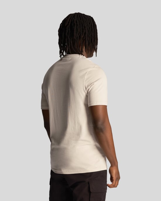 Camiseta color crema lisa con logo bordado de Lyle & Scott - Image 2
