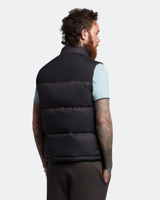 Chaleco acolchado Lyle & Scott en negro - Image 3