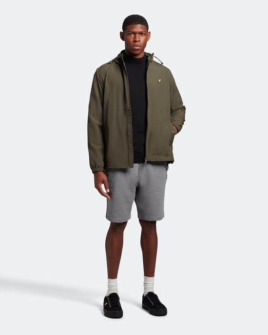 Chaqueta ligera corta con capucha en color verde oliva con la marca Lyle & Scott - Image 2