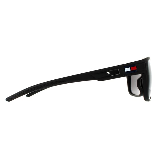 Gafas de sol polarizadas Tommy Hilfiger Wrap para hombre en negro mate y gris - Image 4