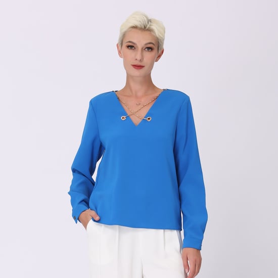 V -neck blouse and decorative chain - Image 6