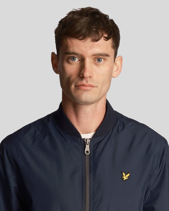 Chaqueta bomber azul marino con la marca Lyle & Scott - Image 4