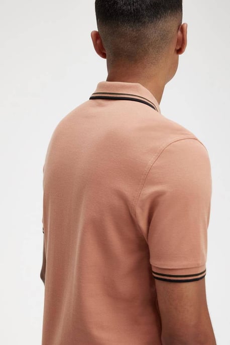 Polo negro rosa óxido con cuello con ribete doble de Fred Perry - Image 3