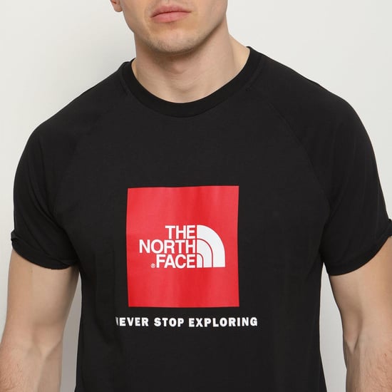 The North Face Hombre Reglan Sleeve NSE Camiseta Negra - Image 3