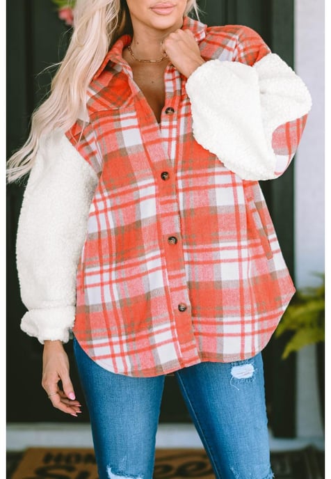 Chaqueta tipo shacket de mujer con mangas de sherpa y estampado de cuadros en rojo - Image 1