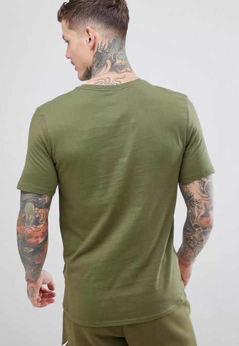 Camiseta Nike Sportswear Club para hombre en color oliva - Image 2