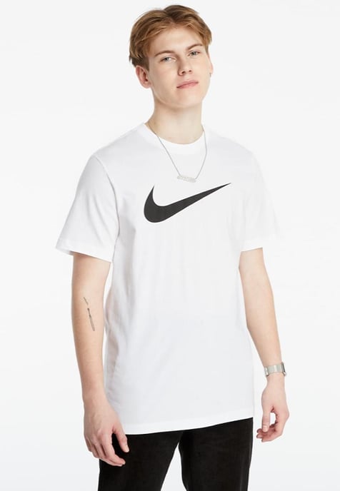Camiseta blanca con logo Swoosh de Nike - Image 1