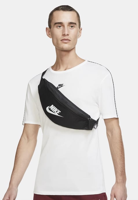 Riñonera Nike Heritage Negra - Image 1