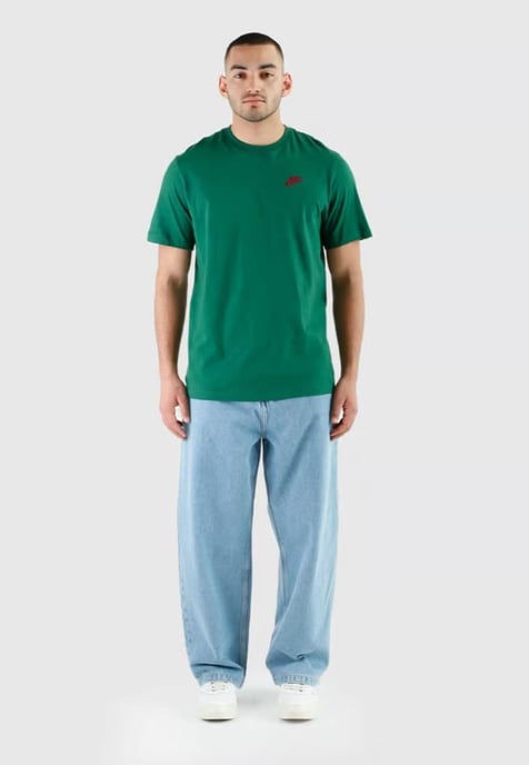 Camiseta Nike Sportswear Club Verde para Hombre - Image 4