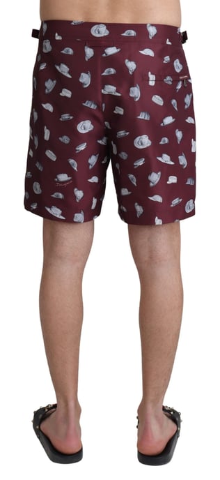 Pantalones cortos de baño de playa con estampado de gorras burdeos para hombres de Dolce & Gabbana - Image 3