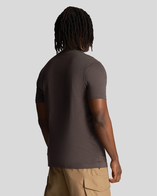Camiseta lisa color bronce con logo bordado de Lyle & Scott - Image 3