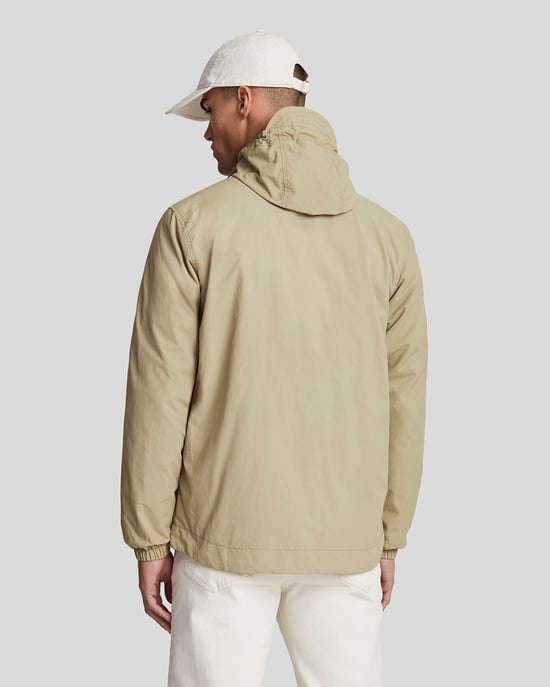 Chaqueta ligera verde corta con capucha Sage Unifrom de Lyle & Scott Branded - Image 3
