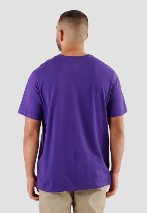 Camiseta Nike Sportswear Club para hombre en morado - Image 2