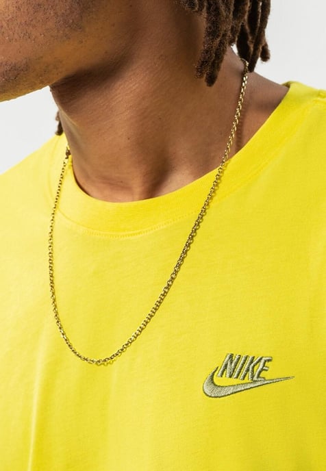 Camiseta Nike Sportswear Club para hombre en amarillo - Image 3