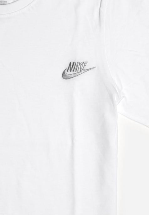 Camiseta bordada Futura en blanco y logo plateado de Nike - Image 3