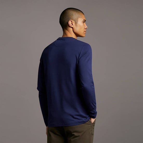 Camiseta de manga larga azul marino con marca Lyle & Scott - Image 2